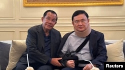 អតីតនាយករដ្ឋមន្ត្រី​កម្ពុជា​លោក ហ៊ុន សែន ថត​រូប​ជាមួយ​អតីតនាយករដ្ឋមន្ត្រី​ថៃលោក Thaksin Shinawatra ក្នុងពេល​សួរសុខទុក្ខ​លោក Thaksin នៅ​ទីក្រុងបាងកក ប្រទេសថៃ កាលពីថ្ងៃពុធ ទី២១ ខែកុម្ភៈ ឆ្នាំ២០២៤។ (Hun Sen Via Facebook/Handout via REUTERS)
