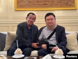 អតីតនាយករដ្ឋមន្ត្រី​កម្ពុជា​លោក ហ៊ុន សែន ថត​រូប​ជាមួយ​អតីតនាយករដ្ឋមន្ត្រី​ថៃលោក Thaksin Shinawatra ក្នុងពេល​សួរសុខទុក្ខ​លោក Thaksin នៅ​ទីក្រុងបាងកក ប្រទេសថៃ កាលពីថ្ងៃពុធ ទី២១ ខែកុម្ភៈ ឆ្នាំ២០២៤។ (Hun Sen Via Facebook/Handout via REUTERS)