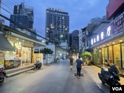 Opposite a renowned local noodle eatery, a new Chinese hotpot restaurant has been constructed and is frequently visited by Chinese patrons in the Huay Khwang district of Bangkok. (Patpon Sabpaitoon/VOA)