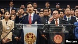 Mantan pemimpin Partai Move Forward, Pita Limjaroenrat memberikan pernyataan pada konferensi pers setelah Mahkamah Konstitusi Thailand menyampaikan putusan di Bangkok, Rabu 31 Januari 2024.