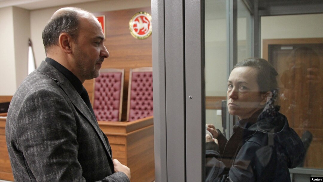 Jurnalis Radio Free Europe/Radio Liberty (RFE/RL), Alsu Kurmasheva, berbicara kepada pengacaranya dalam persidangan kasus yang membelitnya di Kazan, Rusia, pada 23 Oktober 2023. (Foto: Reuters/Alexey Nasyrov)