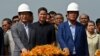 PM Kamboja Hun Sen (kanan), dan Duta Besar China untuk Kamboja, Wang Wentian, menekan tombol saat upacara peletakan batu pertama pembangunan jalan tol dari Phnom Penh ke kota Bavet yang didanai China, di ibu kota Phnom Penh, 7 Juni 2023.