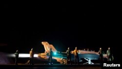 资料照片：一架战斗机从美国“艾森豪威尔号”航母上起飞，攻击也门胡塞武装的目标。（2024年2月3日）