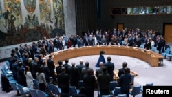 Perwakilan negara-negara mengheningkan cipta saat sidang di Dewan Keamanan PBB di New York untuk menandai satu tahun invasi Rusia ke Ukraina, 24 Februari 2023. (Foto: Eduardo Munoz/Reuters)