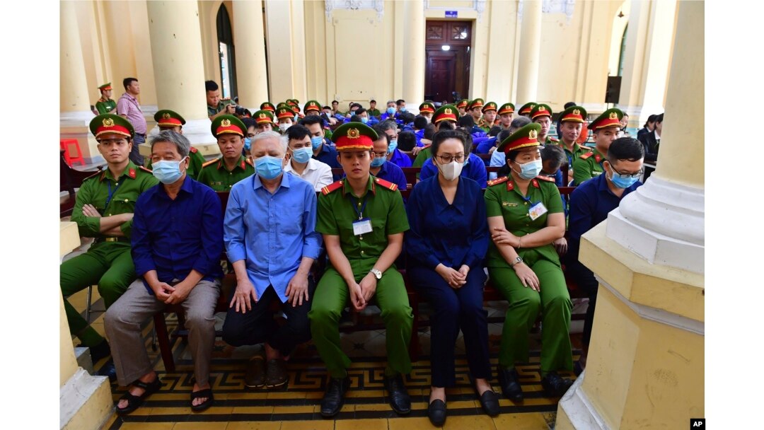 Para terdakwa menghadiri persidangan atas keterlibatan mereka dalam kasus penipuan senilai $12,5 miliar di Kota Ho Chi Minh, Vietnam, Kamis, 11 April 2024. (Thanh Tung/ VNExpress via AP).