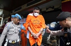 Polisi meringkus tiga orang Meksiko setelah seorang turis Turki terluka dalam perampokan bersenjata di Bali, Selasa, 30 Januari 2024. (AP/Firdia Lisnawati)