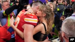 Taylor Swift, Kansas City Chiefs oyuncusu Travis Kelce ile ilişki yaşamaya başladığından bu yana Chiefs'in 12 maçına katılarak zaten çok yüksek olan NFL reytinglerini daha da arttırdı.