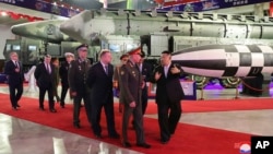 ภาพจากรัฐบาลเกาหลีเหนือ แสดงให้เห็นผู้นำคิม จอง อึน นำคณะผู้แทนจากรัสเซียชมนิทรรศการแสดงอาวุธที่กรุงเปียงยาง เมื่อวันที่ 26 ก.ค. 2023