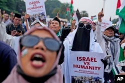 Para pengunjuk rasa meneriakkan slogan-slogan saat unjuk rasa dan doa untuk mendukung rakyat Palestina di Gaza, di Jakarta, Minggu, 7 April 2024. (AP Photo/Dita Alangkara)