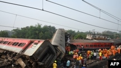 wafanyakazi wa msaada katika eneo la tukio la ajali ya treni June 3, 2023