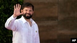 El presidente de Chile, Gabriel Boric, saluda a su llegada a la sesión de la 28ª Cumbre Iberoamericana, en Santo Domingo, República Dominicana, el sábado 25 de marzo de 2022. (Foto AP/Ariana Cubillos)