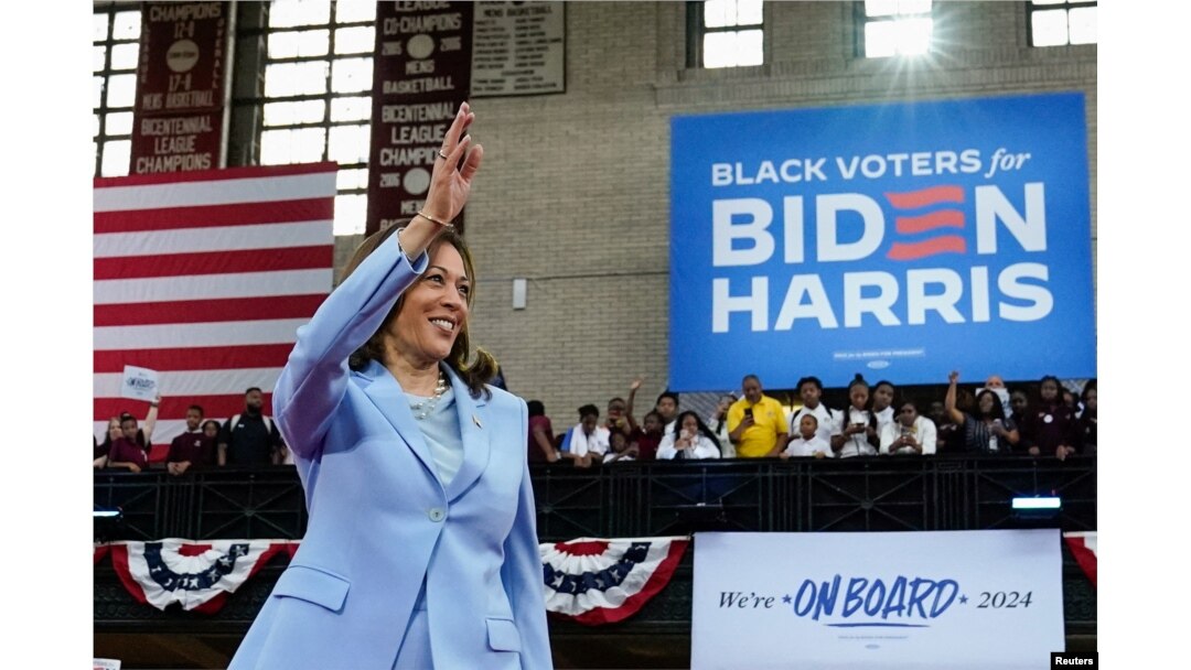 Wakil Presiden AS Kamala Harris melambaikan tangan kepada pendukungnya saat kampanye di Girard College, Philadelphia, Pennsylvania, AS, 29 Mei 2024. (Elizabeth Frantz/REUTERS)