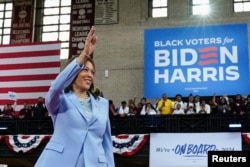 Wakil Presiden AS Kamala Harris melambaikan tangan kepada pendukungnya saat kampanye di Girard College, Philadelphia, Pennsylvania, AS, 29 Mei 2024. (Elizabeth Frantz/REUTERS)