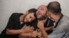 El padre de Mohammad al-Habil llora con sus familiares después de que su hijo fuera asesinado junto con su tío, Abdul Muti al-Habil, en Deir al Balah, Franja de Gaza, el 14 de junio de 2024.
