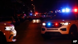 La policía de Filadelfia investiga a lo largo de la calle 56 después de que dispararan a varias personas en el suroeste de Filadelfia, el lunes 3 de julio de 2023 por la noche. (Yong Kim/The Philadelphia Inquirer vía AP)