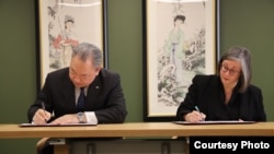 駐美國台北經濟文化代表處發布的照片顯示台灣駐美代表俞大㵢與美國在台協會執行董事藍鶯共同簽署《台美國際發展合作備忘錄》。（2024年2月22日）