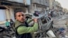 ชายคนนี้ชี้ไปที่รถยนต์ที่บุตรชาย 3 คนของผู้นำฮามาสอิสมาอิล ฮานิเยห์ ใช้ในการเดินทาง ก่อนถูกสังหารระหว่างการโจมตีทางอากาศของอิสราเอล ในกาซ่า ซิตี้ เมื่อ 10 เม.ย. 2024 (Photo by AFP)