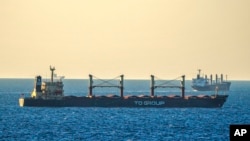 一艘散装谷物货船停泊在土耳其伊斯坦布尔博斯普鲁斯海峡入口附近的黑海上。(2023年7月17日)