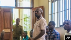 Pastor Paul Mackenzie (tengah), pendeta Gereja Kabar Baik Internasional, tampak di pengadilan di kota Malindi bersama para pengikutnya (17/4).