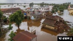 ভারতে বর্ষার শুরুতেই ভারী থেকে অতি ভারী বর্ষণে জনজীবন বিপর্যস্ত