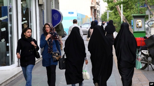 ARXİV - İranlı qadınlar Tehran küçələrində gəzirlər. 26 aprel, 2016.
