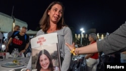 آیلت لوی شاچار، مادر نعامه لوی ۱۹ ساله، که در جریان حمله روز ۱۵ مهر شبه‌نظامیان حماس به اسرائیل به گروگان گرفته شد، در تظاهراتی در روز ۱۳ آبان برای آزادی فوری گروگان‌ها شرکت کرد. تل‌آویو، اسرائیل. 