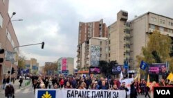 Административците на протест, бараат повисока плата за достоинствен живот