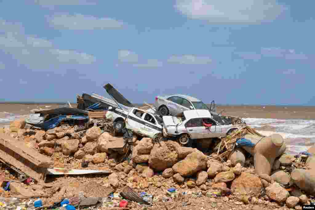 Carros danificados numa pilha em Derna, depois de uma forte tempestade e chuvas torrenciais terem atingido a Líbia, a 12 de setembro de 2023.