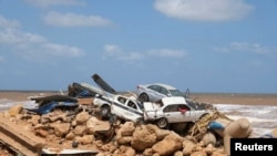 Libya'nın doğusundaki Derna kentini vuran sel felaketinde birbirinin üstüne yığılan araçlar, 12 Eylül 2023. 