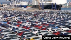 中國山東省煙台港口等待裝船出口海外的汽車。 （2024年1月2日）