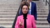 Masih Alinejad, una abierta opositora al régimen de Irán y radicada en EEUU, hace el signo de victoria al salir de la corte federal de Manhattan, el 7 de abril de 2023, en Nueva York, después de la sentencia a una californiana por participar en un intento de secuestrarla.