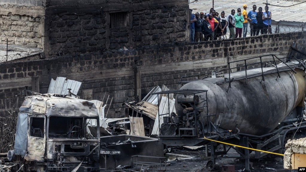 Au moins trois personnes ont été tuées et près de 300 autres blessées dans un gigantesque incendie lorsqu'un camion chargé de gaz a explosé près d'une installation gazière dans la capitale kenyane, peu avant minuit le 1er février. (Photo par LUIS TATO / AFP2)