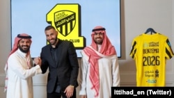 Après 14 ans de loyauté envers le Real Madrid, Karim Benzema s'est engagé avec l'équipe saoudienne d'Al-Ittihad.