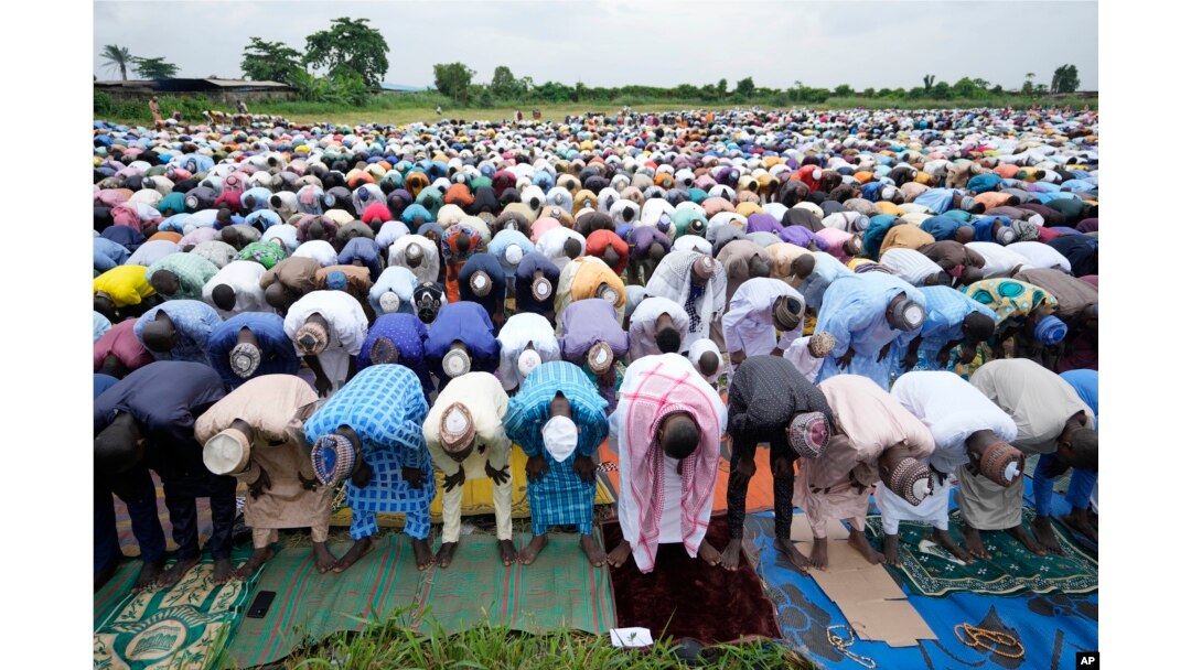 Muslim Nigeria menghadiri salat Iduladha di lapangan terbuka di Lagos, Nigeria, Rabu, 28 Juni 2023. (AP/Minggu Alamba)