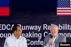 菲律賓國防部長加爾維斯、美國空軍部長弗蘭克·肯達爾在菲律賓巴薩空軍基地舉行簡易機場擴建和修復項目的奠基儀式後出席記者會。 （2023年3月20日）