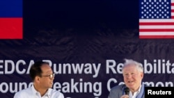 菲律賓國防部長加爾維斯、美國空軍部長弗蘭克·肯德爾在菲律賓巴薩空軍基地舉行簡易機場擴建和修復項目的奠基儀式後出席記者會。 （2023年3月20日）