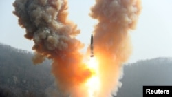 Fotografija ispaljivanja rakete sa nepoznate lokacije u Sjevernoj Koreji koju je objavila sjevernokorejska državna agencija KCNA, mart 2023.
