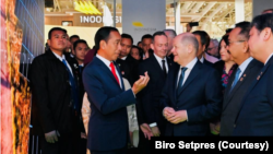 Presiden Jokowi berbincang-bincang bersama Kanselir Jerman Olaf Scholz di sela Hannover Messe di Pavilion Indonesia. Jokowi menegaskan Indonesia sangat terbuka terhadap berbagai kemungkinan investasi. (Foto: Courtesy/Biro Setpres)