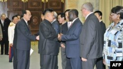 Kiongozi wa Korea Kaskazini Kim Jong-Un akimkaribisha Makamu wa zamani wa Rais wa Uganda Edward Kiwanuka Ssekand alipokwenda Pyongyang. Picha na KNS / KCNA / AFP.
