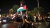 伊朗对以色列发动空袭后，示威者在伊朗首都德黑兰挥舞伊朗国旗游行。（2024年4月14日）