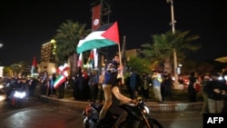 Nümayişçilər İranın İsrailə hava hücumu həyata keçirməsindən sonra Tehranın Fələstin Meydanında keçirilən anti-İsrail aksiyasında şüarlar səsləndirir (14 aprel 2024-cü il)