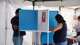 Una mujer emite su voto en un centro electoral de Ciudad de Guatemala durante la primera vuelta electoral el 25 de junio de 2023. (Houston Castillo, VOA)