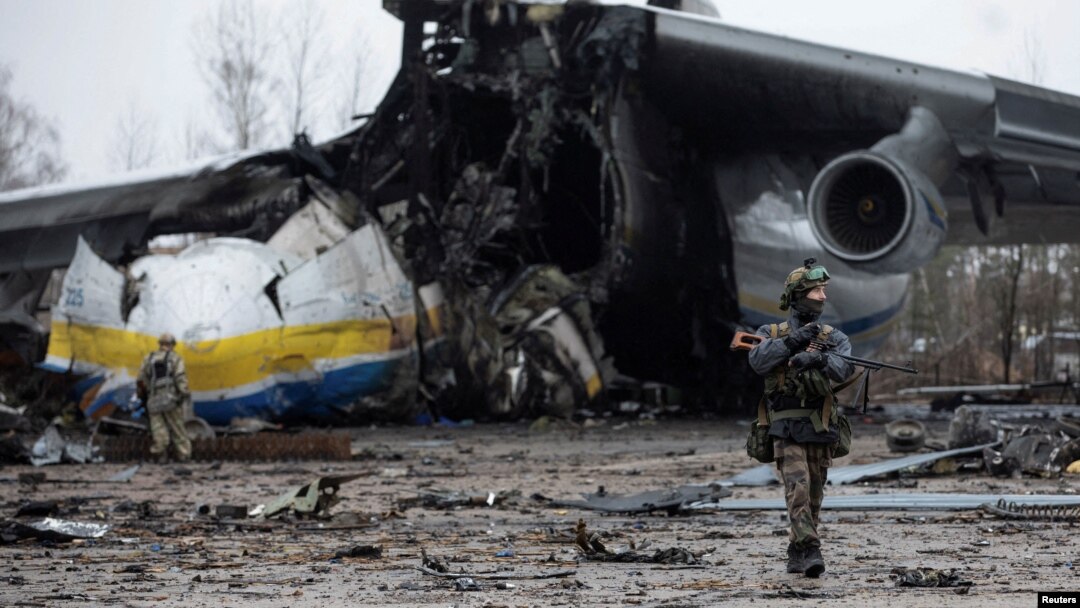 Tentara Ukraina berjalan di depan pesawat kargo Antonov An-225 Mriya, yang dihancurkan oleh pasukan Rusia (foto: ilustrasi). 