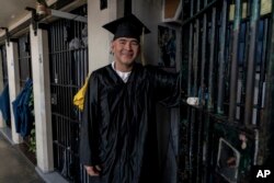 پیل گرانٹ سے جیل میں ڈگری حاصل کرنے والے مینوئیل مارٹینیز، کیلیفورنیا کی جیل میں اپنے سیل کے باہر۔ فوٹو اے پی 25 مئی 2023