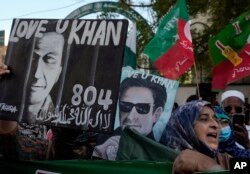 Para pendukung partai mantan Perdana Menteri Pakistan Imran Khan yang dipenjara, 'Pakistan Tehreek-e-Insaf', menggelar protes terhadap dugaan kecurangan pemilu di beberapa daerah pemilihan dalam pemilihan parlemen, di Karachi, Pakistan, 17 Februari 2024. (Foto: AP)