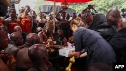 Les trésors rendus ont été présentés lors d'une fastueuse célébration au palais de Manhyia, dans la ville de Kumasi dans la région d'Ashanti.