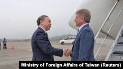 台湾外交部副部长俞大㵢在台湾一个机场欢迎抵达的美国众议院外交事务委员会主席迈克尔·麦考尔（Michael McCaul）。（2023年4月6日）