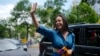 La candidata a la primaria presidencial opositora por Vente Venezuela, María Corina Machado, saluda a seguidores al postularse en Caracas, el 23 de junio de 2023.
