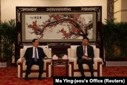 中共中央台办、国务院台办主任宋涛（右）在湖北武汉会见到访的台湾前总统马英九。 （2023年3月30日）