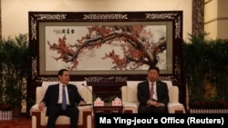 ထိုင်ဝမ်သမ္မတဟောင်း မာရင်ကျောင်း(ဝဲ) တရုတ်-ထိုင်ဝမ်ဆက်ဆံရေးရုံးအကြီးအကဲနှင့် သွားရောက်တွေ့ဆုံစဉ်။ (မတ်လ ၃၀၊ ၂၀၂၃)
